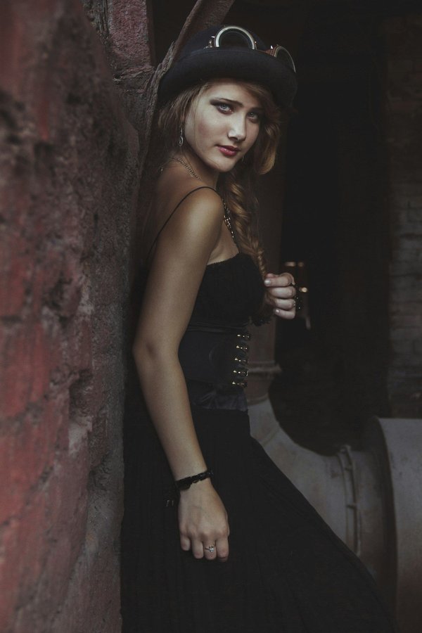 How to accessorize your Steampunk outfit for a striking effect?